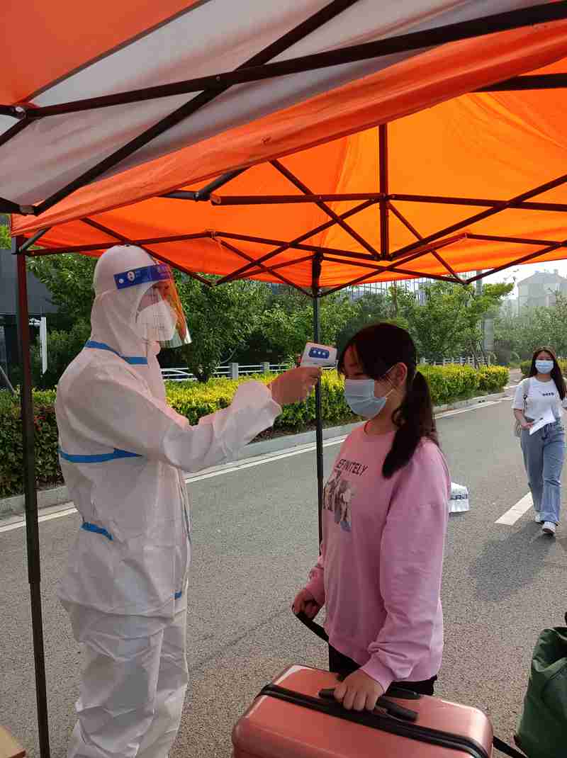 返校复学战疫情，开学报到进行时