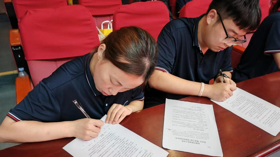青蓝同心砥砺同行—— 蓝领技工学校2022年“青蓝工程”师徒结对仪式